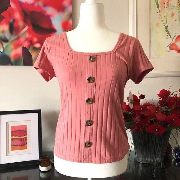 ⭐️ 3 for $30 Full Circle Trends Pink Scoop Neck with Buttons Down the Front - Picture 1 of 8